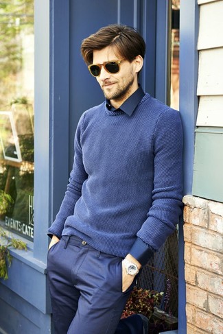 Come indossare e abbinare pantaloni eleganti blu scuro per un uomo di 30 anni in modo smart-casual: Potresti combinare un maglione girocollo blu con pantaloni eleganti blu scuro per un look elegante e di classe.