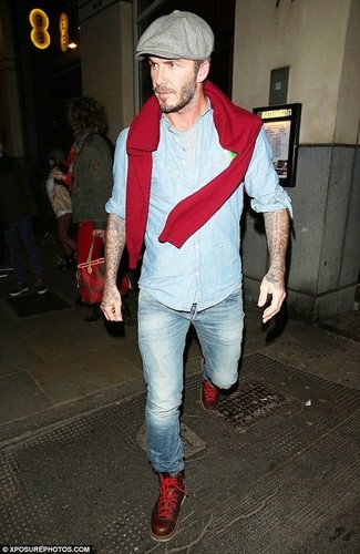Look di David Beckham: Maglione girocollo rosso, Camicia a maniche lunghe in chambray azzurra, T-shirt girocollo grigia, Jeans azzurri