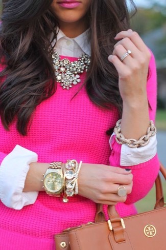 Come indossare e abbinare un maglione girocollo rosa quando fa caldo in modo smart-casual: Abbina un maglione girocollo rosa con una camicia elegante bianca per un look trendy e alla mano.
