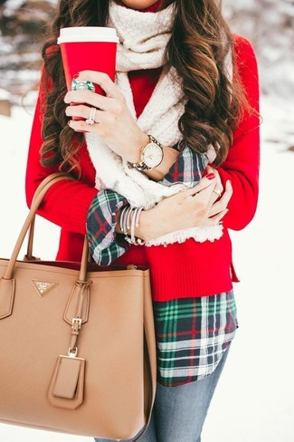 Come indossare e abbinare una borsa shopping in pelle marrone chiaro per una donna di 30 anni: Abbina un maglione girocollo rosso con una borsa shopping in pelle marrone chiaro per un look trendy e alla mano.