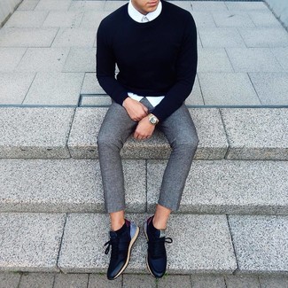Look alla moda per uomo: Maglione girocollo blu scuro, Camicia elegante bianca, Chino di lana grigi, Sneakers basse in pelle blu scuro