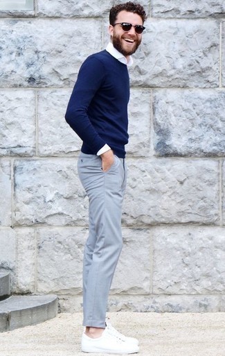 Look alla moda per uomo: Maglione girocollo blu scuro, Camicia elegante bianca, Chino azzurri, Sneakers basse in pelle bianche