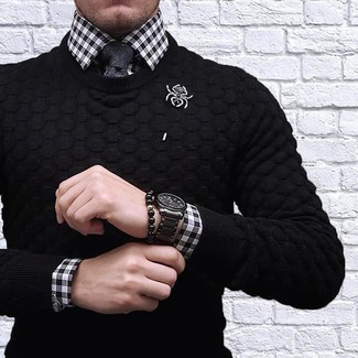 Come indossare e abbinare un orologio in ceramica nero per un uomo di 30 anni quando fa caldo: Prova a combinare un maglione girocollo nero con un orologio in ceramica nero per un outfit rilassato ma alla moda.