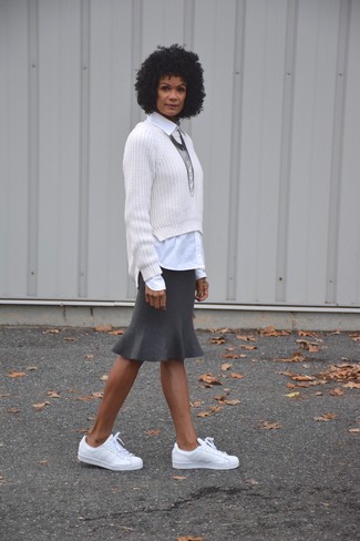 Moda donna anni 40: Potresti combinare un maglione girocollo bianco con una gonna a tubino grigia per creare un look raffinato e glamour. Sneakers basse in pelle bianche creeranno un piacevole contrasto con il resto del look.