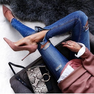 Come indossare e abbinare jeans strappati blu in primavera 2024 in modo smart-casual: Potresti combinare un maglione girocollo rosa con jeans strappati blu per una sensazione di semplicità e spensieratezza. Rifinisci questo look con un paio di décolleté in pelle scamosciata rosa. Ecco una eccellente idea per creare il perfetto look primaverile.