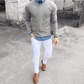 Quale jeans aderenti indossare con scarpe double monk beige quando fa caldo in modo smart-casual: Mostra il tuo stile in un maglione girocollo grigio con jeans aderenti per un fantastico look da sfoggiare nel weekend. Sfodera il gusto per le calzature di lusso e scegli un paio di scarpe double monk beige.