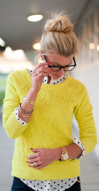 Come indossare e abbinare un maglione girocollo giallo: Per creare un look adatto a un pranzo con gli amici nel weekend potresti abbinare un maglione girocollo giallo con jeans blu scuro.