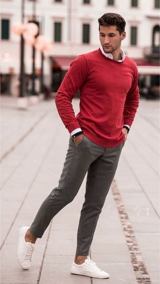 Quale pantaloni eleganti indossare con un maglione girocollo rosso e nero in modo smart-casual: Coniuga un maglione girocollo rosso e nero con pantaloni eleganti come un vero gentiluomo. Per un look più rilassato, prova con un paio di sneakers basse di tela bianche.