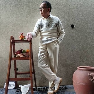 Moda uomo anni 60: Abbina un maglione girocollo con motivo fair isle bianco con pantaloni eleganti beige come un vero gentiluomo. Non vuoi calcare troppo la mano con le scarpe? Opta per un paio di sneakers basse di tela bianche per la giornata.