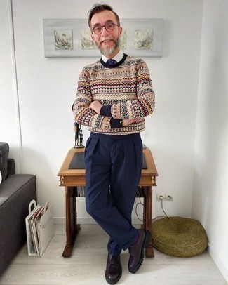 Come indossare e abbinare un maglione per un uomo di 50 anni quando fa caldo: Prova ad abbinare un maglione con pantaloni eleganti blu scuro per un look elegante e di classe. Abbellisci questo completo con un paio di scarpe brogue in pelle melanzana scuro.