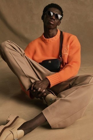 Come indossare e abbinare un maglione girocollo arancione: Potresti combinare un maglione girocollo arancione con chino marrone chiaro per un look raffinato per il tempo libero. Scegli un paio di mocassini eleganti in pelle beige come calzature per un tocco virile.