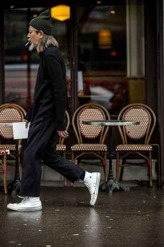 Come indossare e abbinare un maglione girocollo nero con chino neri per un uomo di 50 anni quando fa caldo: Scegli un maglione girocollo nero e chino neri per vestirti casual. Per un look più rilassato, scegli un paio di sneakers alte di tela bianche come calzature.