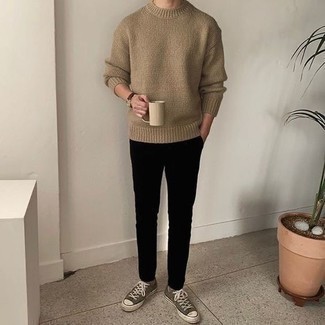 Come indossare e abbinare sneakers foglia di tè: Potresti abbinare un maglione girocollo marrone chiaro con chino neri per un look semplice, da indossare ogni giorno. Se non vuoi essere troppo formale, indossa un paio di sneakers foglia di tè.