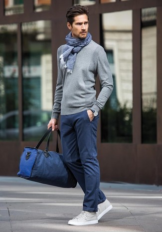Come indossare e abbinare una sciarpa blu per un uomo di 30 anni quando fa caldo in modo casual: Indossa un maglione girocollo grigio con una sciarpa blu per un'atmosfera casual-cool. Scegli un paio di sneakers basse in pelle grigie per dare un tocco classico al completo.