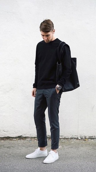 Come indossare e abbinare sneakers basse bianche: Potresti combinare un maglione girocollo nero con chino grigio scuro per vestirti casual. Non vuoi calcare troppo la mano con le scarpe? Prova con un paio di sneakers basse bianche per la giornata.