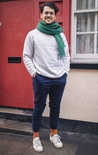 Look alla moda per uomo: Maglione girocollo bianco, Chino blu scuro, Sneakers basse in pelle bianche, Sciarpa verde scuro