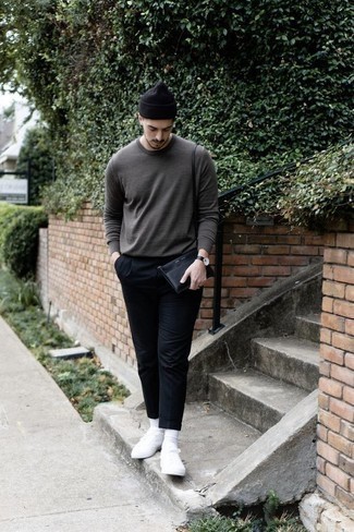 Come indossare e abbinare una pochette nera in modo casual: Combina un maglione girocollo grigio con una pochette nera per un look perfetto per il weekend. Scegli uno stile classico per le calzature e scegli un paio di sneakers basse di tela bianche.