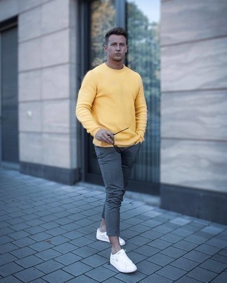 Come indossare e abbinare un maglione girocollo giallo: Combina un maglione girocollo giallo con chino grigio scuro per un look trendy e alla mano. Calza un paio di sneakers basse di tela bianche per avere un aspetto più rilassato.
