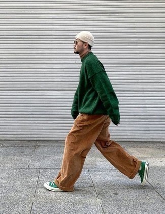 Come indossare e abbinare sneakers basse bianche e verdi: Indossa un maglione girocollo verde scuro con chino di velluto a coste marroni per vestirti casual. Per un look più rilassato, indossa un paio di sneakers basse bianche e verdi.