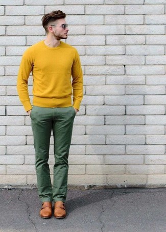 Come indossare e abbinare un maglione giallo per un uomo di 20 anni in modo smart-casual: Vestiti con un maglione giallo e chino verdi per vestirti casual. Calza un paio di scarpe double monk in pelle marrone chiaro per mettere in mostra il tuo gusto per le scarpe di alta moda.
