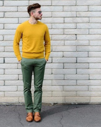 Come indossare e abbinare pantaloni verdi con scarpe marroni in modo smart-casual: Metti un maglione girocollo giallo e pantaloni verdi per un look trendy e alla mano. Ti senti creativo? Completa il tuo outfit con un paio di scarpe double monk in pelle marroni.