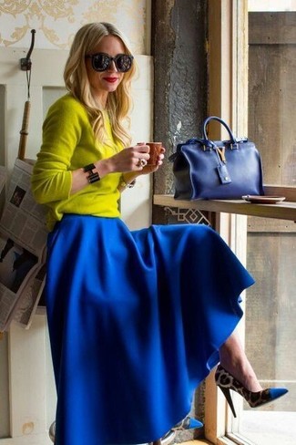 Look alla moda per donna: Maglione girocollo giallo, Gonna lunga a pieghe blu, Décolleté leopardati blu, Borsa a mano blu