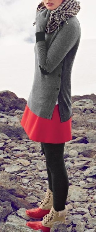 Come indossare e abbinare un maglione girocollo grigio scuro: Vestiti con un maglione girocollo grigio scuro e una gonna a pieghe rossa per un'atmosfera casual-cool. Aggiungi un tocco fantasioso indossando un paio di stivali da neve rossi.