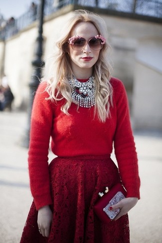 Come indossare e abbinare una pochette rossa in modo smart-casual: Abbina un maglione girocollo rosso con una pochette rossa per un pigro brunch domenicale.