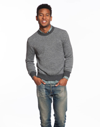 Quale camicia di jeans indossare con un maglione girocollo grigio in autunno 2024 in modo casual: Vestiti con un maglione girocollo grigio e una camicia di jeans per un fantastico look da sfoggiare nel weekend. È splendida scelta per le temperature autunnali!
