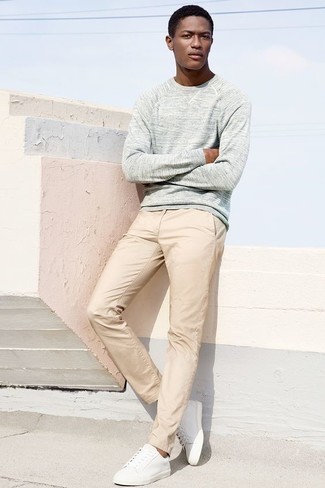 Look alla moda per uomo: Maglione girocollo grigio, Chino beige, Sneakers basse in pelle bianche