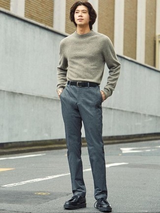 Quale chukka indossare con un maglione girocollo grigio per un uomo di 20 anni in modo smart-casual: Abbina un maglione girocollo grigio con chino grigio scuro per un look semplice, da indossare ogni giorno. Chukka sono una eccellente scelta per completare il look.