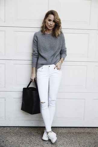 Come indossare e abbinare jeans aderenti bianchi per una donna di 30 anni in modo rilassato: Potresti combinare un maglione girocollo grigio con jeans aderenti bianchi per un look perfetto per il weekend. Per distinguerti dagli altri, scegli un paio di sneakers basse in pelle bianche.
