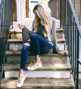 Come indossare e abbinare scarpe in pelle bianche: Prova ad abbinare un maglione girocollo grigio con jeans aderenti strappati blu scuro per un fantastico look da sfoggiare nel weekend. Perfeziona questo look con un paio di sneakers basse in pelle bianche.