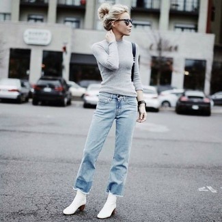 Quale jeans indossare con un maglione girocollo grigio scuro: Scegli un outfit composto da un maglione girocollo grigio scuro e jeans per creare un look raffinato e glamour. Stivaletti in pelle bianchi sono una gradevolissima scelta per completare il look.
