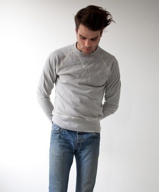 Come indossare e abbinare un maglione girocollo grigio scuro con jeans blu in autunno 2024: Vestiti con un maglione girocollo grigio scuro e jeans blu per affrontare con facilità la tua giornata. È buona idea per un look autunnale!