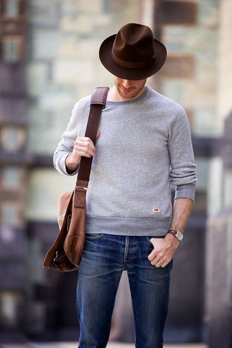 Come indossare e abbinare un borsalino marrone per un uomo di 30 anni quando fa caldo: Indossa un maglione girocollo grigio con un borsalino marrone per un'atmosfera casual-cool.