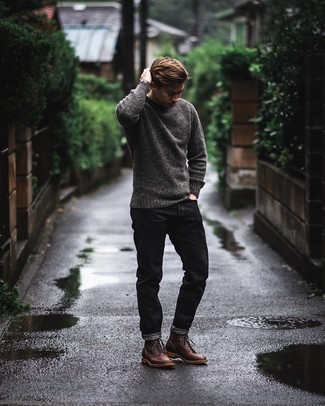 Look alla moda per uomo: Maglione girocollo grigio, Jeans neri, Stivali casual in pelle marroni