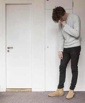Quale maglione girocollo indossare con stivali chelsea beige per un uomo di 20 anni in modo smart-casual: Scegli un maglione girocollo e jeans neri per un look raffinato per il tempo libero. Per le calzature, scegli lo stile classico con un paio di stivali chelsea beige.