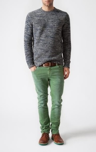 Come indossare e abbinare jeans verdi: Coniuga un maglione girocollo grigio con jeans verdi per un look spensierato e alla moda. Abbellisci questo completo con un paio di scarpe derby in pelle marroni.
