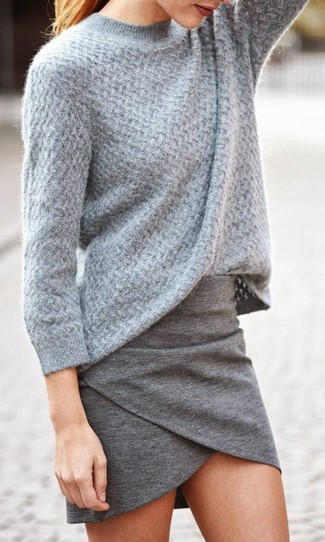Come indossare e abbinare un maglione girocollo grigio scuro: Coniuga un maglione girocollo grigio scuro con una minigonna grigia per un look raffinato per il tempo libero.
