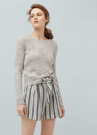 Look alla moda per donna: Maglione girocollo grigio, Pantaloncini di lino a righe verticali grigi