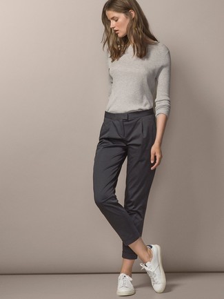 Look alla moda per donna: Maglione girocollo grigio, Pantaloni eleganti grigio scuro, Sneakers basse in pelle bianche