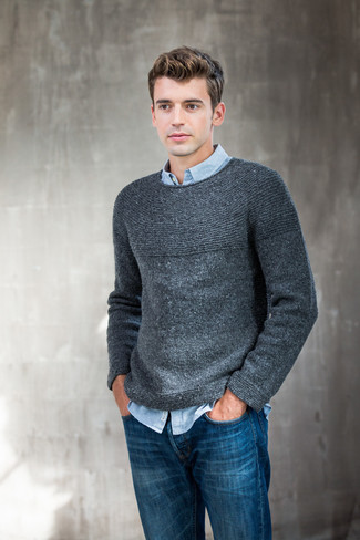 Come indossare e abbinare un maglione grigio scuro per un uomo di 30 anni: Scegli un outfit composto da un maglione grigio scuro e jeans blu per un look raffinato per il tempo libero.