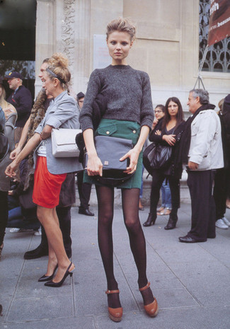 Look alla moda per donna: Maglione girocollo grigio scuro, Minigonna verde scuro, Décolleté in pelle marroni, Cartella in pelle nera