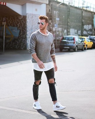 Come indossare e abbinare un maglione girocollo con jeans aderenti: Prova a combinare un maglione girocollo con jeans aderenti per un outfit rilassato ma alla moda. Rifinisci questo look con un paio di sneakers basse bianche.