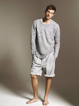 Come indossare e abbinare un maglione grigio in estate 2024 in modo casual: Punta su un maglione grigio e pantaloncini grigi per un look trendy e alla mano. Questo è il look splendido per l’estate.