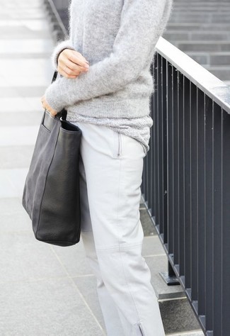 Come indossare e abbinare una borsa shopping nera e marrone chiaro in modo casual: Coniuga un maglione girocollo grigio con una borsa shopping nera e marrone chiaro per un outfit inaspettato.