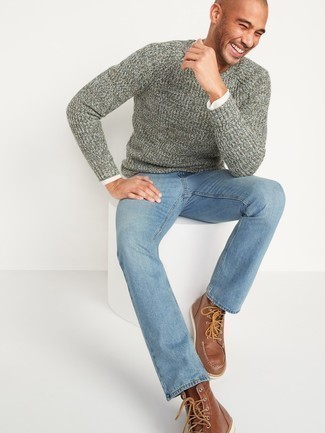 Quale jeans indossare con stivali casual marroni per un uomo di 30 anni in primavera 2025: Abbinare un maglione girocollo grigio e jeans è una comoda opzione per fare commissioni in città. Opta per un paio di stivali casual marroni per un tocco virile. Ecco un outfit primaverile ideale per il tuo.