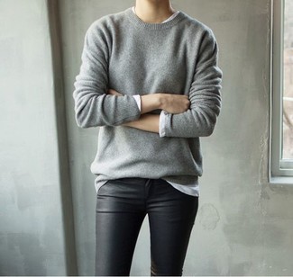 Come indossare e abbinare pantaloni skinny in pelle neri per una donna di 30 anni in modo smart-casual: Indossa un maglione girocollo grigio con pantaloni skinny in pelle neri per un semplice tocco di eleganza.