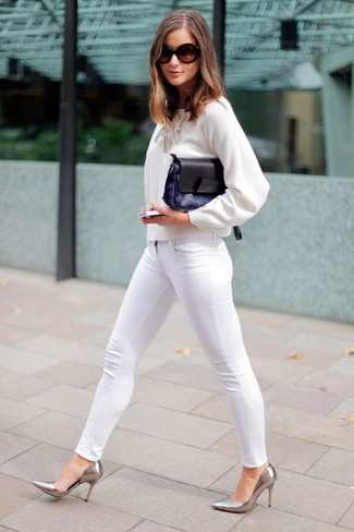 Come indossare e abbinare jeans aderenti bianchi: Combina un maglione girocollo bianco con jeans aderenti bianchi e sarai un vero sballo. Décolleté in pelle argento sono una valida scelta per completare il look.